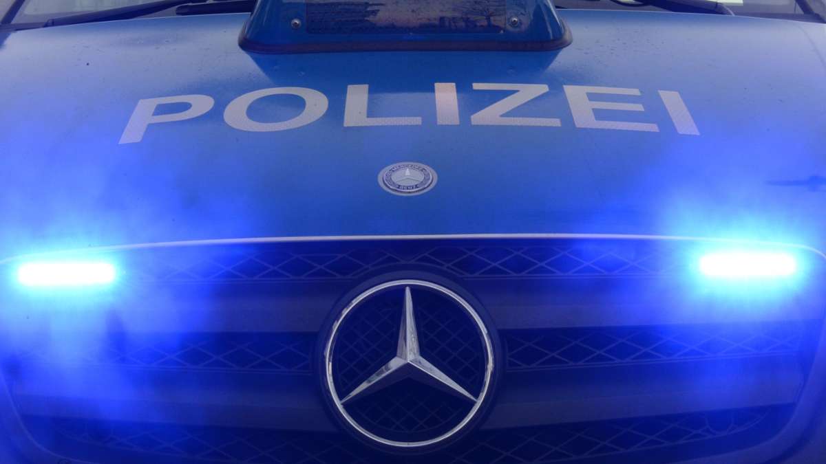 Unfall auf A 8 nahe Kirchheim/Teck: Auto schleudert gegen Leitplanken