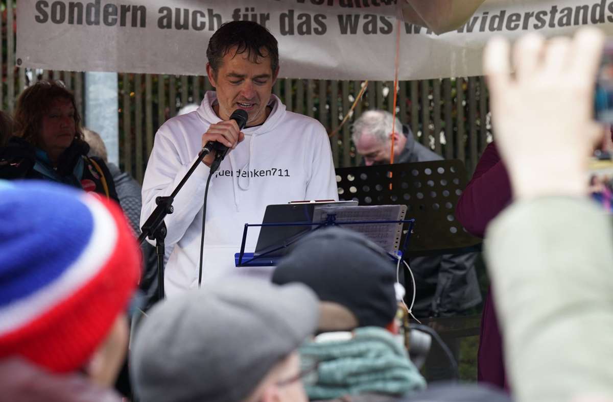 Michael Ballweg bei einer Kundgebung nahe der JVA Stuttgart-Stammheim, die er am 4. April unter Auflagen hatte verlassen dürfen.