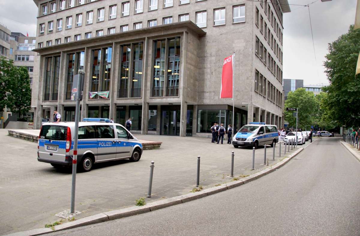 Polizeieinsatz auf der Baustelle in Stuttgart: Rechtsextreme Aktion beim Klinikum