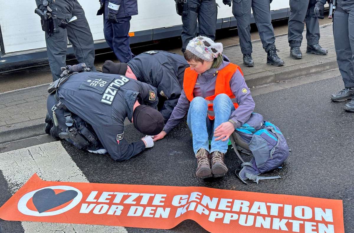 „Letzte Generation“ in Mainz: Klima-Aktivisten blockieren Hauptverkehrsstraße