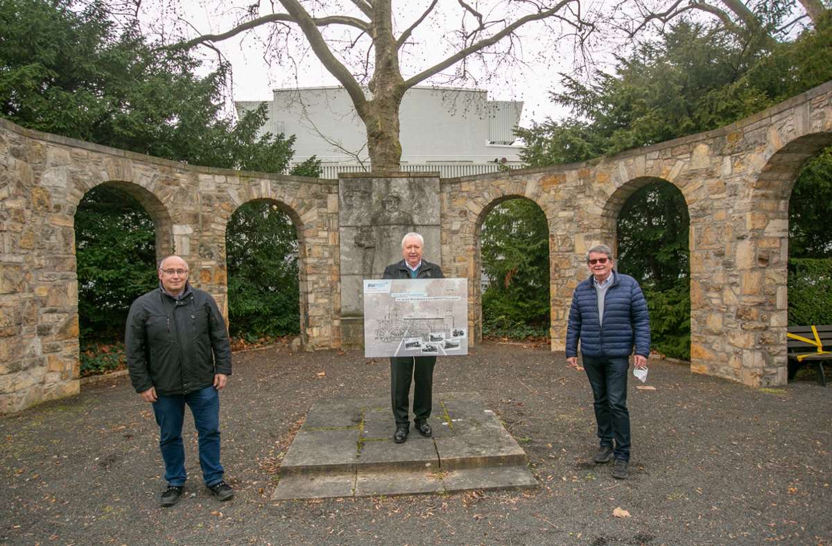 Rainer Lutz, eingerahmt von Alexander Göhring (links) und Hans-Thomas Schäfer, präsentiert die  Briefmarkenserie vor dem Kessler-Denkmal. Foto: Roberto Bulgrin