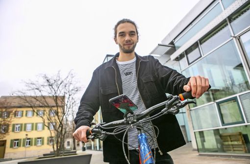 Mit seinem Handyhalter für Fahrräder möchte Simon Josenhans soziale Projekte fördern und ein Social-Start-up gründen Foto: Roberto Bulgrin