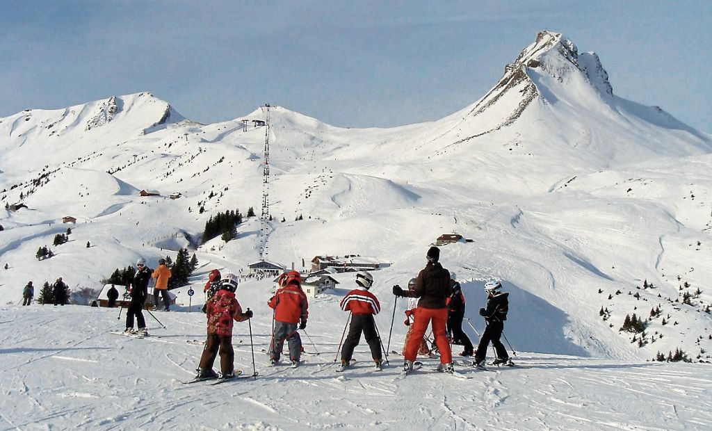Im Skigebiet von Damüls (Bregenzerwald/Vorarlberg) liegen derzeit bis zu 40 Zentimeter Schnee. Hier der Sessellift zum Hohen Licht, rechts die Mittagspitze. www.damuels-mellau.at Fotos: Archiv