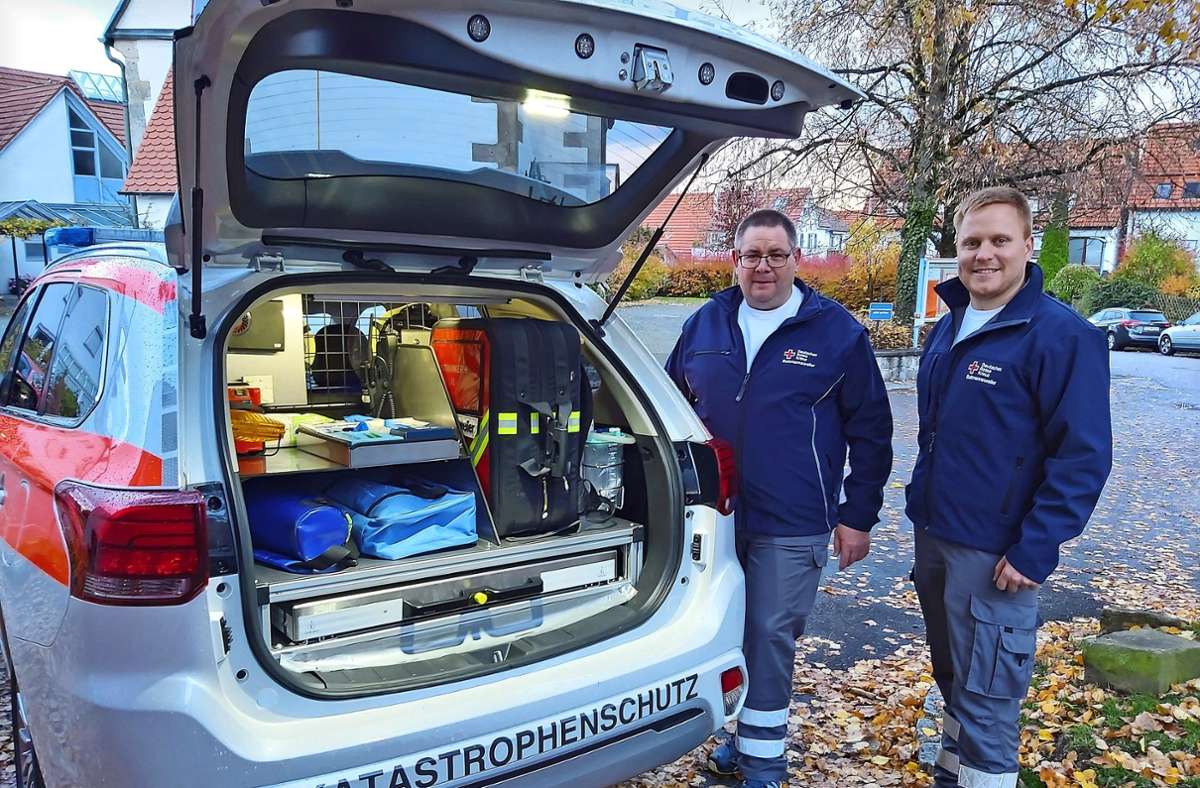 Martin Kuhn (links) und Fabian Günther präsentieren stolz  das neue, durch  Spenden finanzierte Fahrzeug der Helfer vor Ort Foto: /Peter Stotz