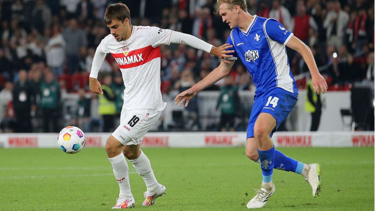Der erst 18-jährige Jovan Milosevic (links) vom VfB Stuttgart schnuppert gegen den Darmstädter Christoph Klarer Bundesligaluft. In unserer Bildergalerie schauen wir auf den VfB-Kader und die Vertragslaufzeiten der Profis.