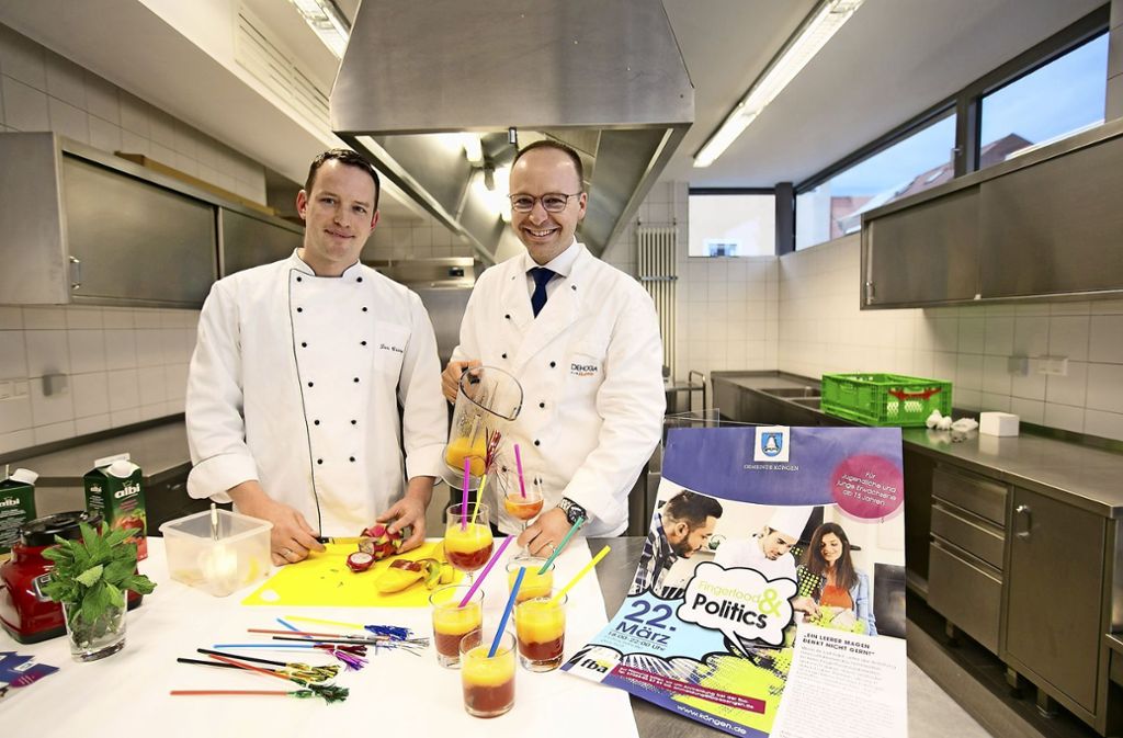 Cocktails kreieren Lars Oberlechner und Bürgermeister Otto Ruppaner (rechts).