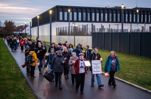Teilnehmer der Querdenker Bewegung demonstrieren vor der JVA in Stammheim  gegen die Inhaftierung von Michael Ballweg. Foto: Lichtgut/Christoph Schmidt