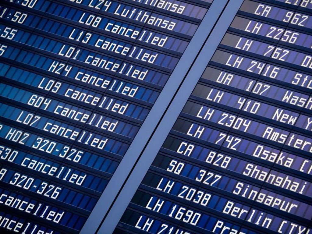 Flüge sind am Flughafen in München als gestrichen ausgewiesen, nachdem der Betrieb wegen des Sturmtiefs «Sabine» eingestellt wurde. Foto: Matthias Balk/dpa