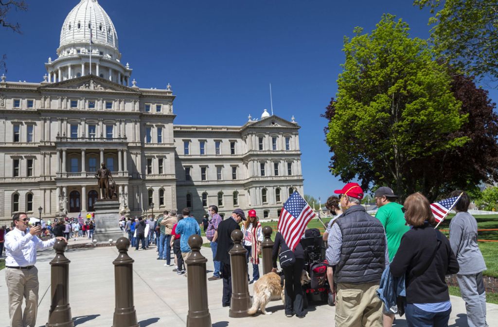Die Protestaktion fand direkt vor dem Michigan State Capitol, dem Parlament des Bundesstaats, statt.
