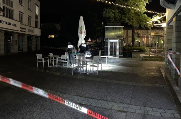 Messerstecherei und Schüsse: Zwei Schwerverletzte vor Café in Nellingen