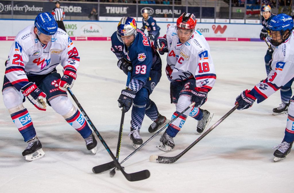 Die Saison im Eishockey ist nach der Hauptrunde beendet – der EHC Red Bull München und Adler Mannheim (weißes Trikot) treffen nicht mehr aufeinander. Foto: dpa/Lino Mirgeler