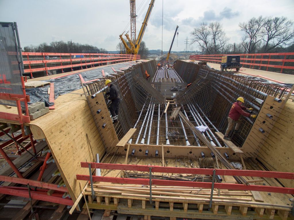 Stahlwerksträger wurden gelegt: S21: Brückenschlag über den Neckar