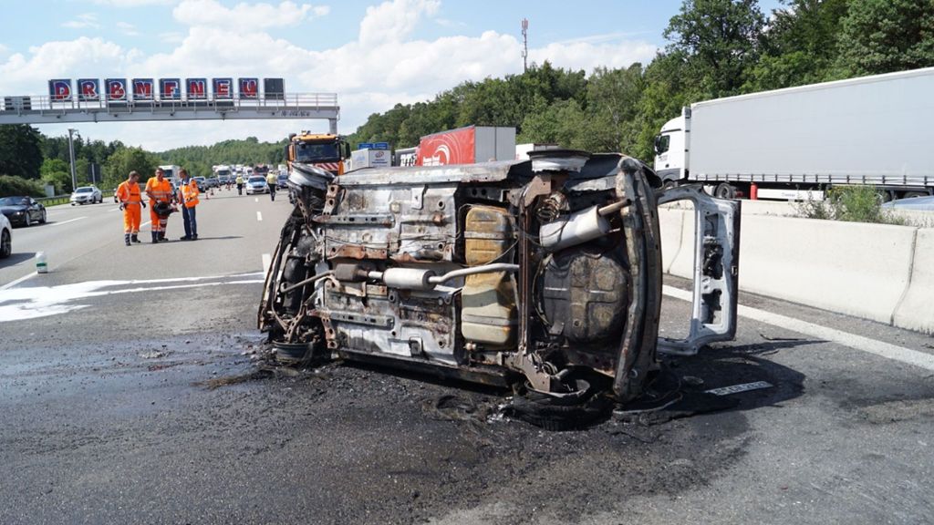 Fahrerin verletzt: Auto brennt nach Unfall völlig aus