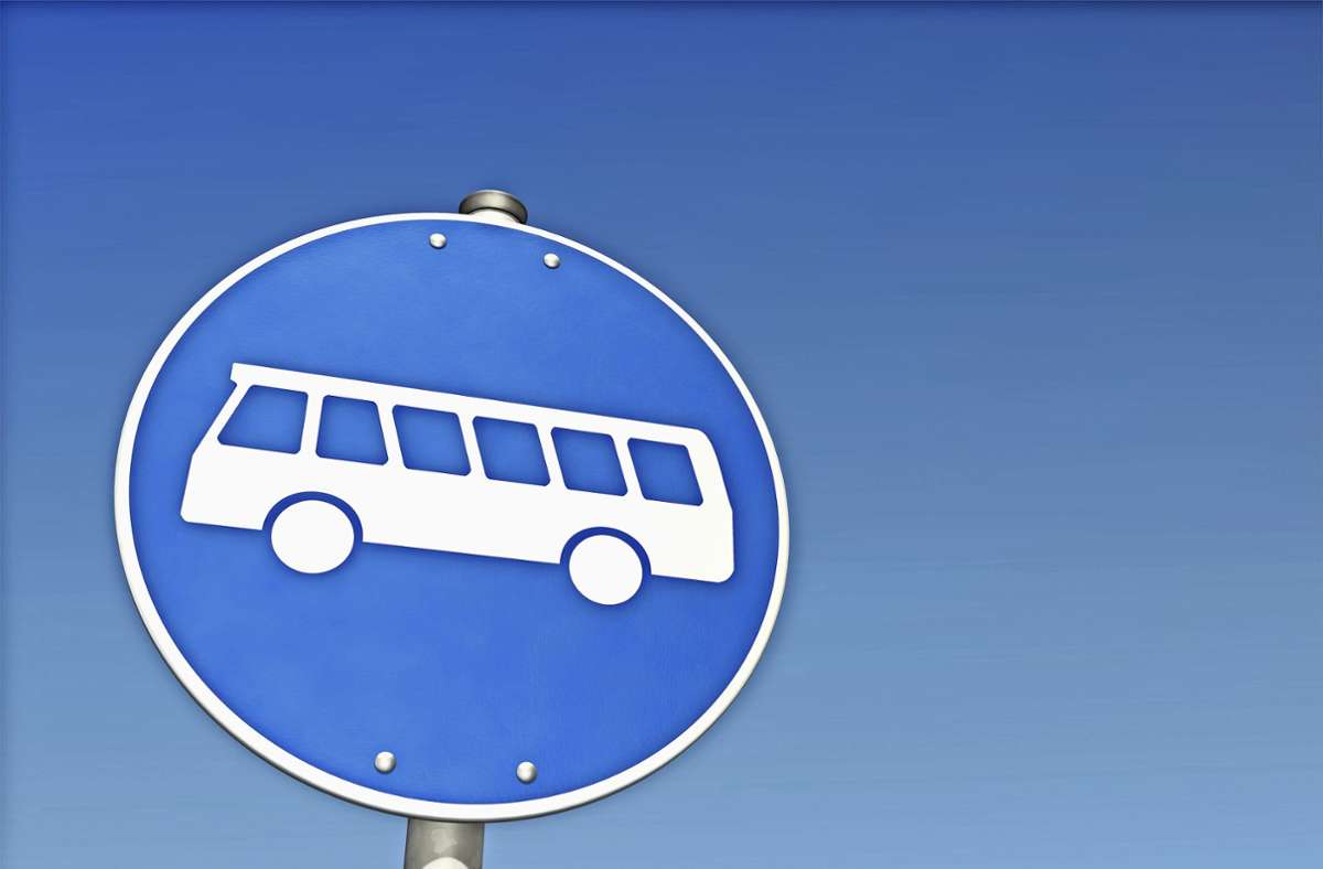 Zeugen in Esslingen gesucht: Linienbus mit Vollbremsung gestoppt