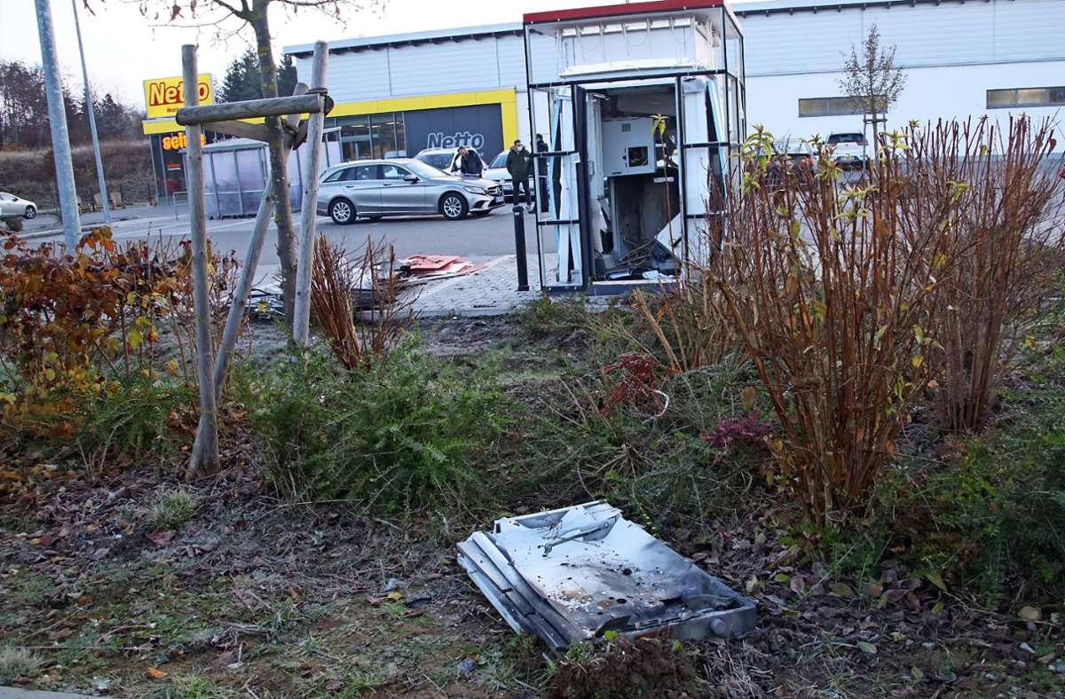 Der Geldautomat am Discounter  in Rutesheim-Perouse ist nach der Explosion vollkommen zerstört. Foto: SDMG/Frank Dettenmeyer