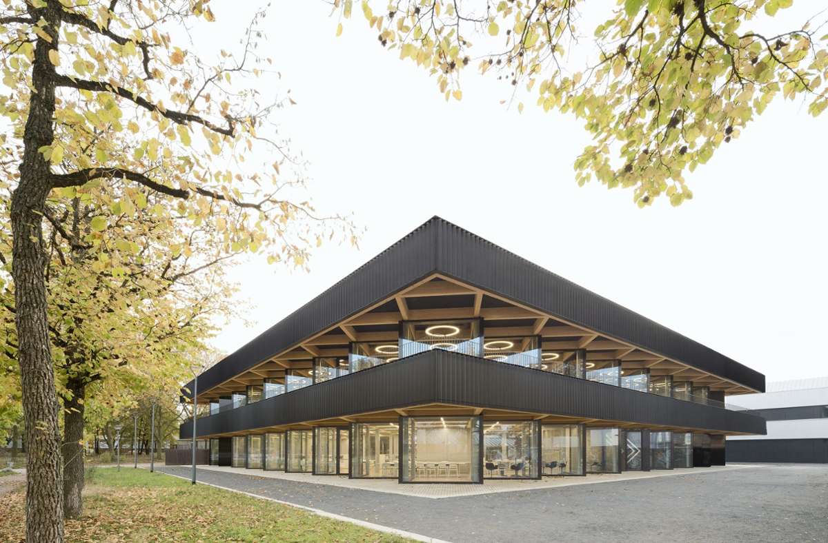 Von Wulf Architekten aus Stuttgart stammt der Entwurf für die Mensa und Mediathek im Berufsschulzentrum Darmstadt. Weitere für den DAM Preis 2023 nominierte Gebäude finden sich in der Bildergalerie.