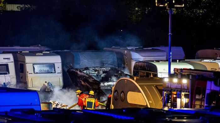 Mehrere Wohnwagen auf Parkplatz ausgebrannt – 150 000 Euro Schaden