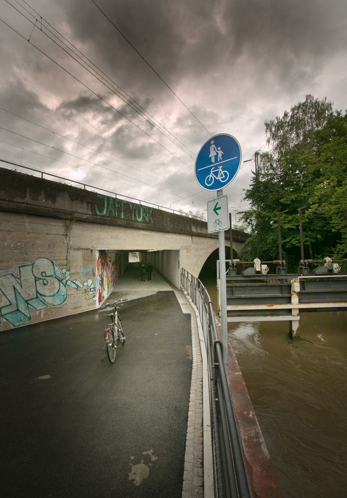 Vom Neckarufer aus kann man durch die neue Unterführung nun direkt in die Weststadt gelangen.  Foto: Bulgrin