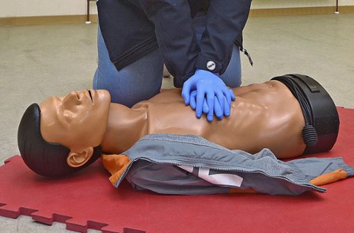 Die korrekte Herzdruckmassage wird in Kursen an einer Puppe geübt. Foto: /Gaby Weiß