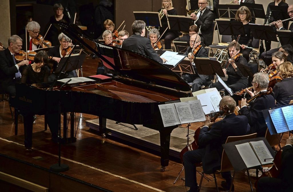 Kammerorchester spielt mit Leidenschaft Frühwerke russischer Komponisten: Wahres Feuerwerk mit Tasten
