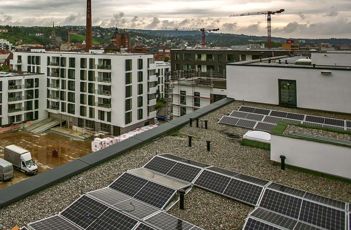 Für Neubauten –  hier in der Neuen Weststadt – hat das Land mittlerweile Fotovoltaik vorgeschrieben. Den Grünen geht es jetzt  darum, auch das riesige Potenzial im Bestand auszuschöpfen. Foto: Roberto Bulgrin/bulgrin