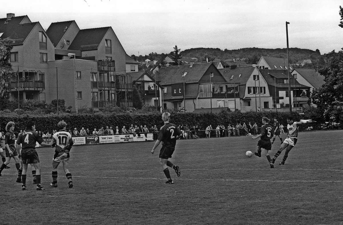 Das waren noch Zeiten im Herzen des Esslinger Nordens: Am 21. Mai  1994 schafft der TSVW im Heimspiel gegen den TV Darmsheim  den Aufstieg in die Oberliga. In der Saison 2022/2023 gibt es keine Männermannschaft der Wäldenbronner mehr. Foto: /Herbert Rudel