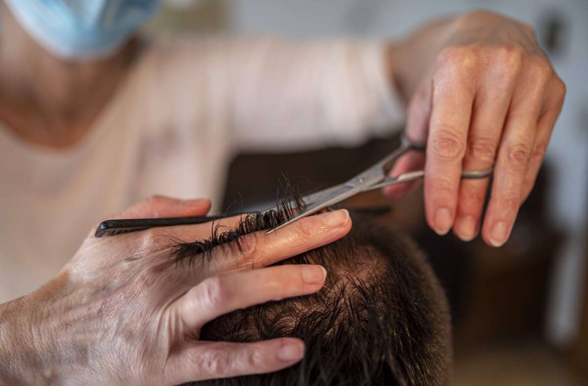 Memmingen: Unzufriedener Kunde schlägt Friseur und beißt ihm in die Hand