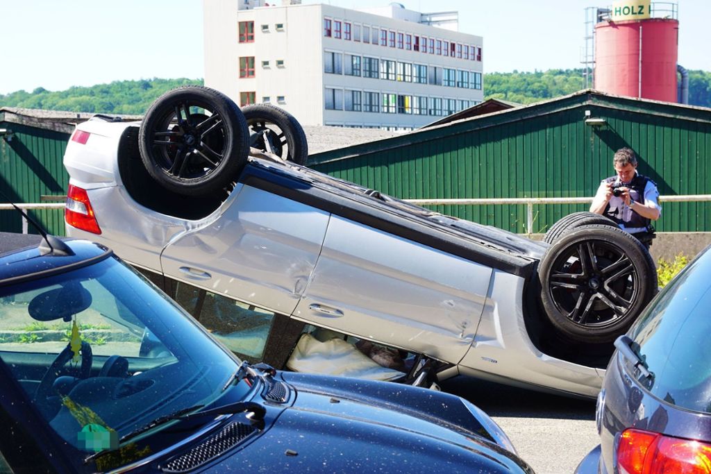 24.06.2019 Ein Auto hat sich bei einem Unfall in Plochingen überschlagen.