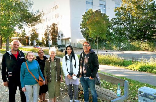 Valentina aus Mariupol (Dritte von rechts), Vladimir Obrant von der Esslinger YES-Initiative (rechts) und die anderen Geflüchteten würden sich über mehr konkrete Hilfe freuen. Foto: Kerstin Dannath