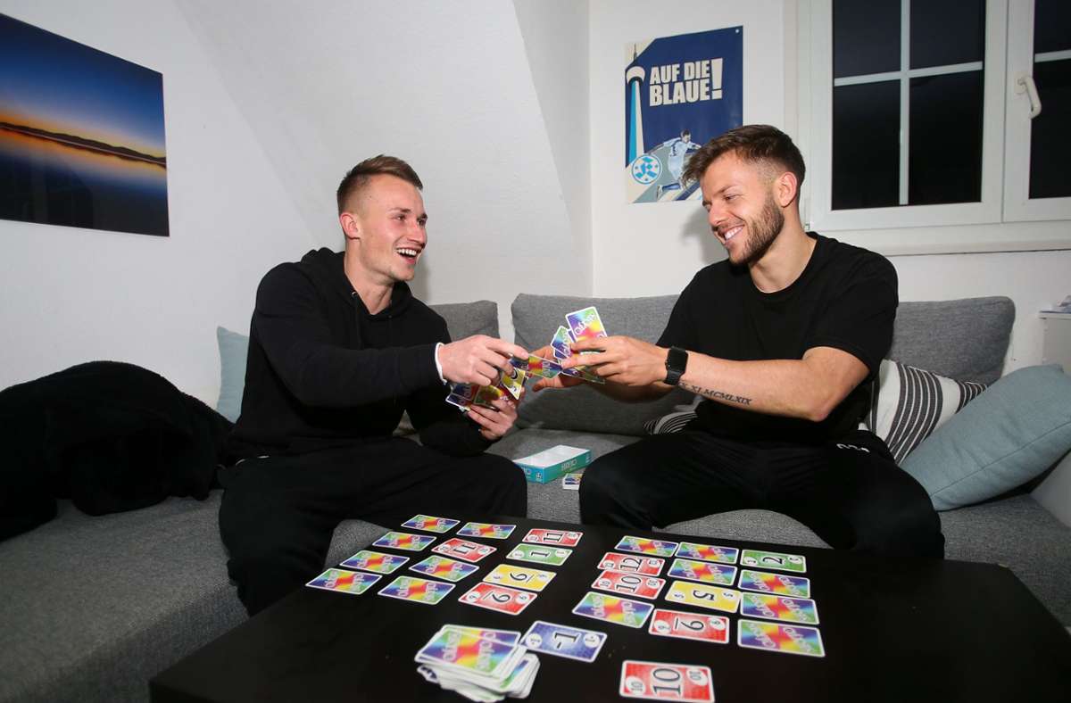 Malte Moos (li.), David Kammerbauer beim Karten spielen in der gemeinsamen Wohnung.