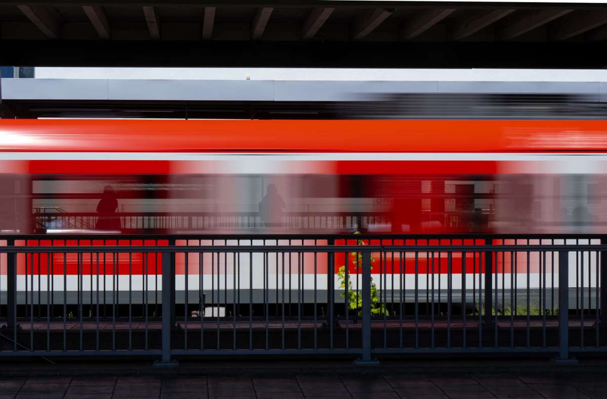 Der Junge hatte an der Bahnsteigkante mit seinem Handy gespielt und die einfahrende S-Bahn nicht bemerkt. (Symbolfoto) Foto: dpa/Sven Hoppe