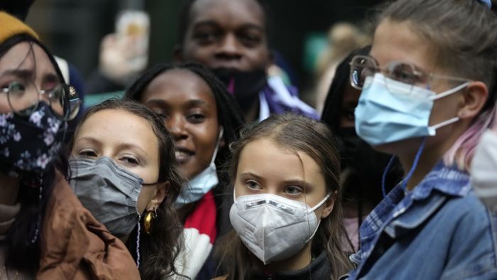 18-jährige protestiert  gegen Rolle von Banken in der Klimakrise