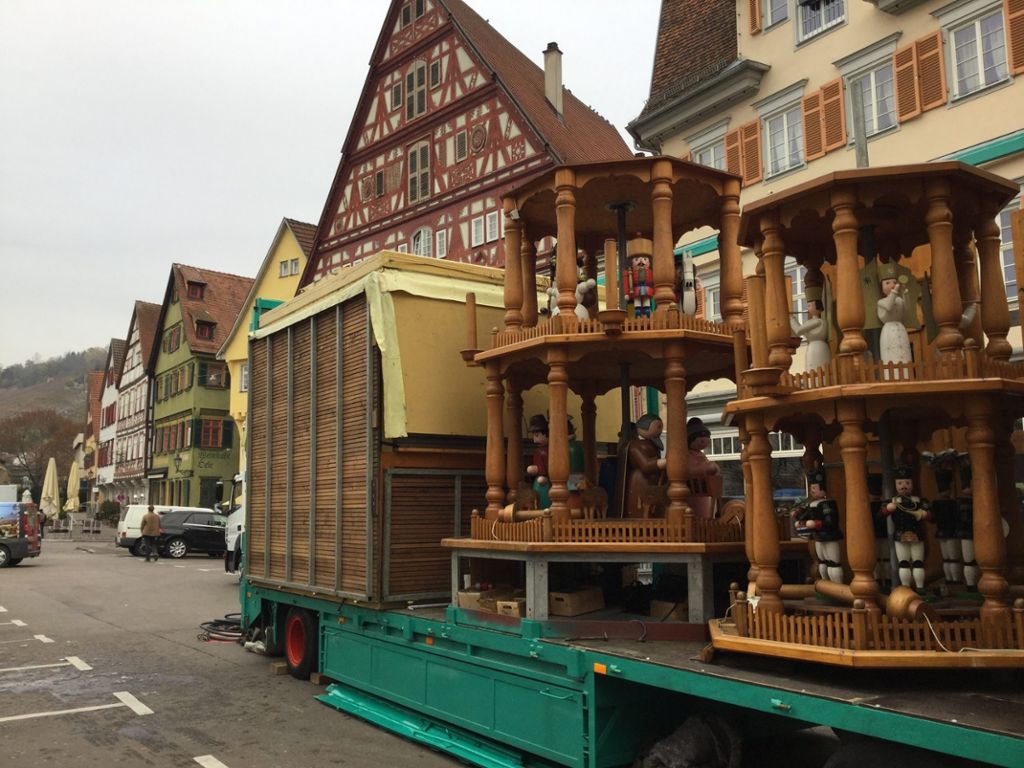 15.11.2016 Die Händler bauen in Esslingen den Weihnachts- und Mittelaltermarkt auf.