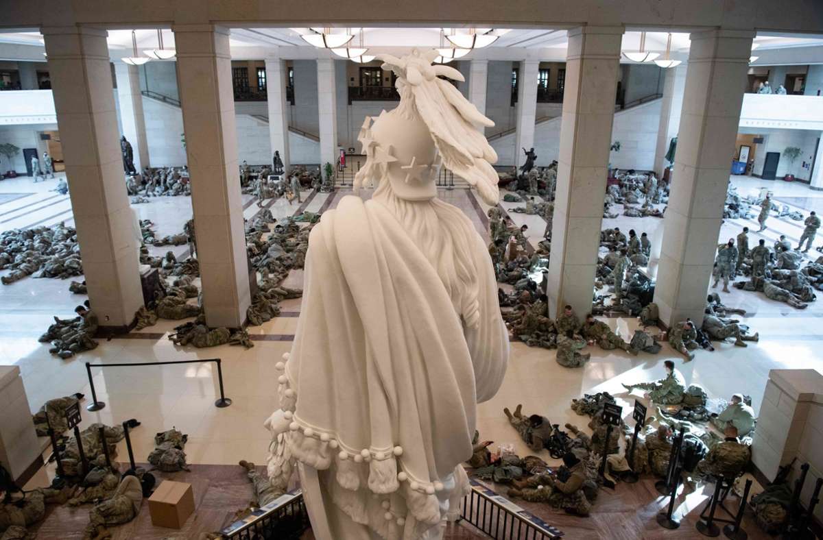 Bewacht von den Statuen des Kapitols ruhen diese Soldaten im Herzen der US-Demokratie.