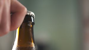 Flasche öffnen ohne Flaschenöffner (9 Tricks)