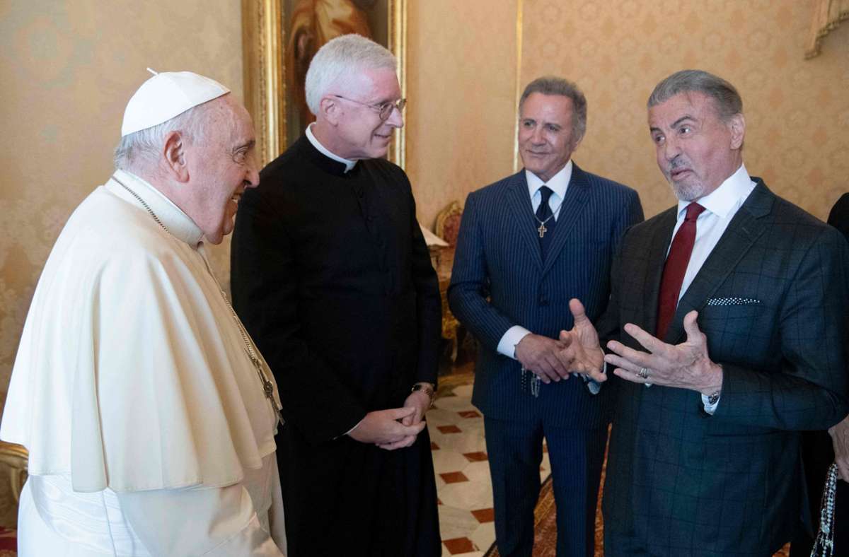 Privataudienz bei Franziskus: Sylvester Stallone täuscht Faustkampf mit Papst an