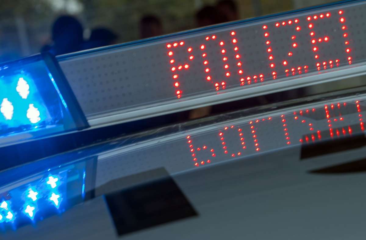 Zeugen gesucht im Kreis Esslingen: Senior wird wegen gefährlicher Fahrmanöver von Polizei gestoppt