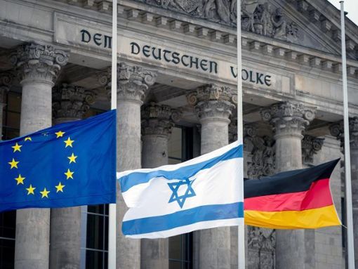 Auf halbmast: Die Fahnen von Europa, Israel und Deutschland vor dem Reichstagsgebäude. Foto: Kay Nietfeld/dpa Foto: DPA - Kay Nietfeld/dpa