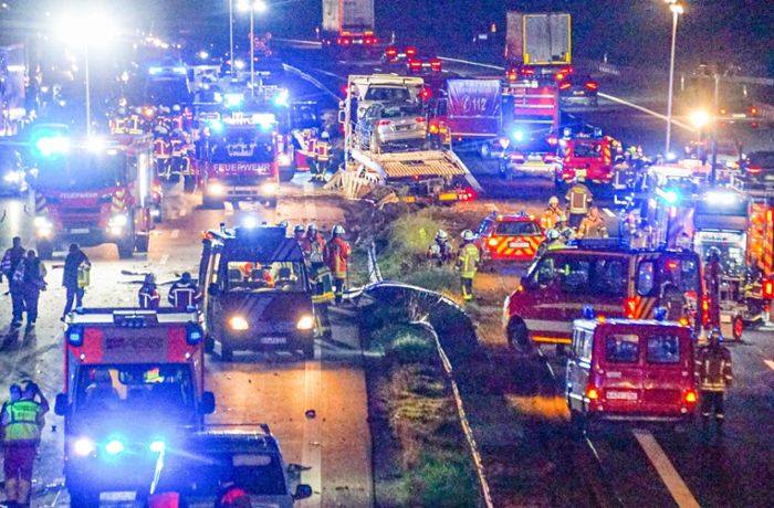 Unfall bei Rastatt: Lkw richtet  Trümmerfeld auf der A5 an