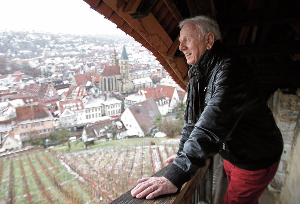 In Esslingen hat Lothar Meckert eine neue Heimat gefunden: Heute ist er 74 Jahre alt und blickt gern vom Seilergang der Burg auf die Stadt runter. Foto: Nemetschek-Renz