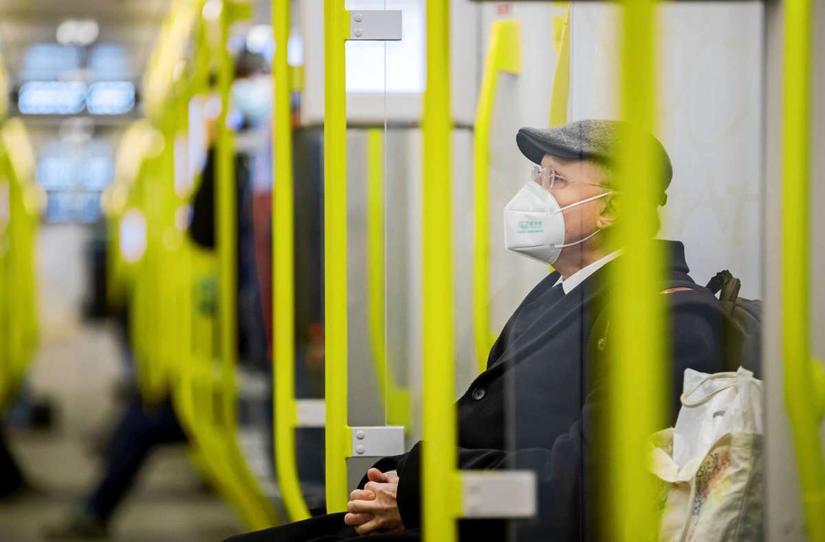 Die Maskenpflicht in Bussen und Bahnen soll in Baden-Württemberg nicht abgeschafft werden. Foto: dpa/Christoph Soeder