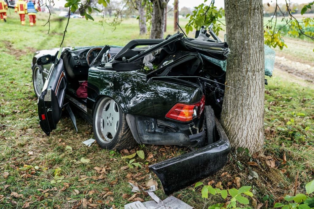 27.10.19 Ein Autofahrer ist bei Filderstadt gegen einen Baum geprallt und hat sich dabei schwer verletzt.