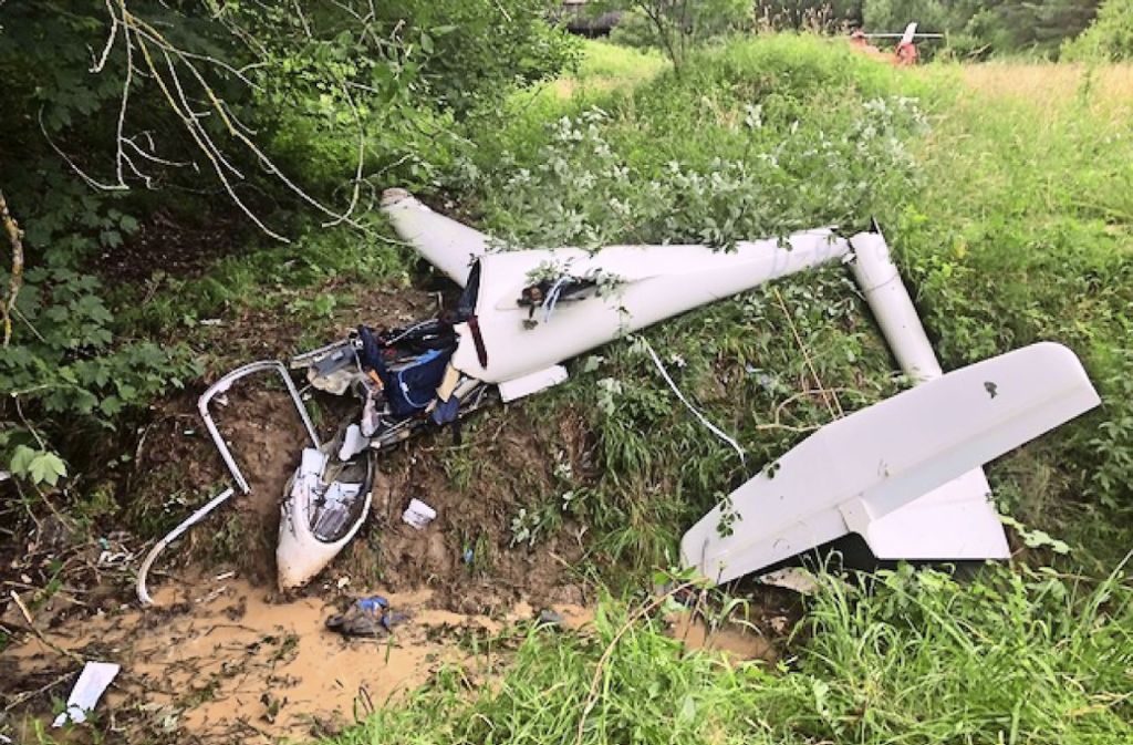 Pilot überlebt schwer verletzt – Maschine in Trümmern – Viele Hilfskräfte am Unfallort: Segelflieger stürzt ab