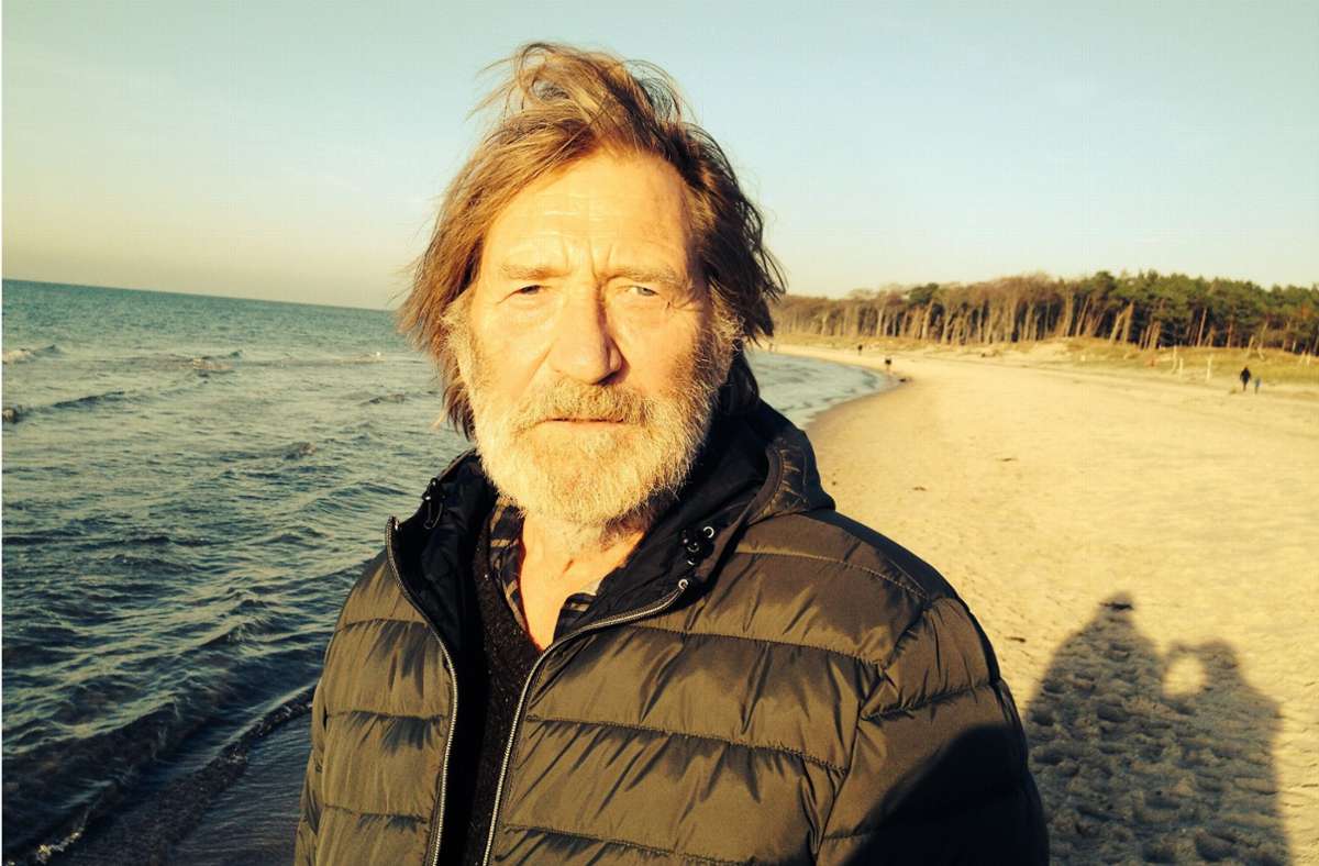Die Haare vom Strandwind zerzaust: der Schauspieler Matthias Habich
