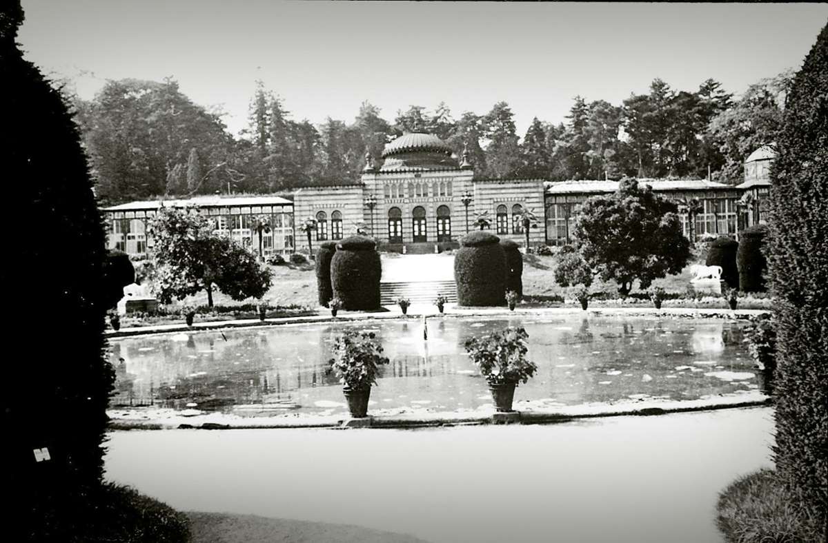 Blick auf das Maurische Landhaus über den Großen See. Heute ist dies der  Seerosenteich. Weitere Bilder der Wilhelma 1942 zeigt die Fotostrecke.