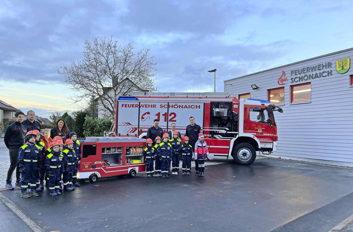 Besonderes Fahrzeug für die  Schönaicher Feuerwehr: Bambini erhalten kleinen Feuerwehrwagen