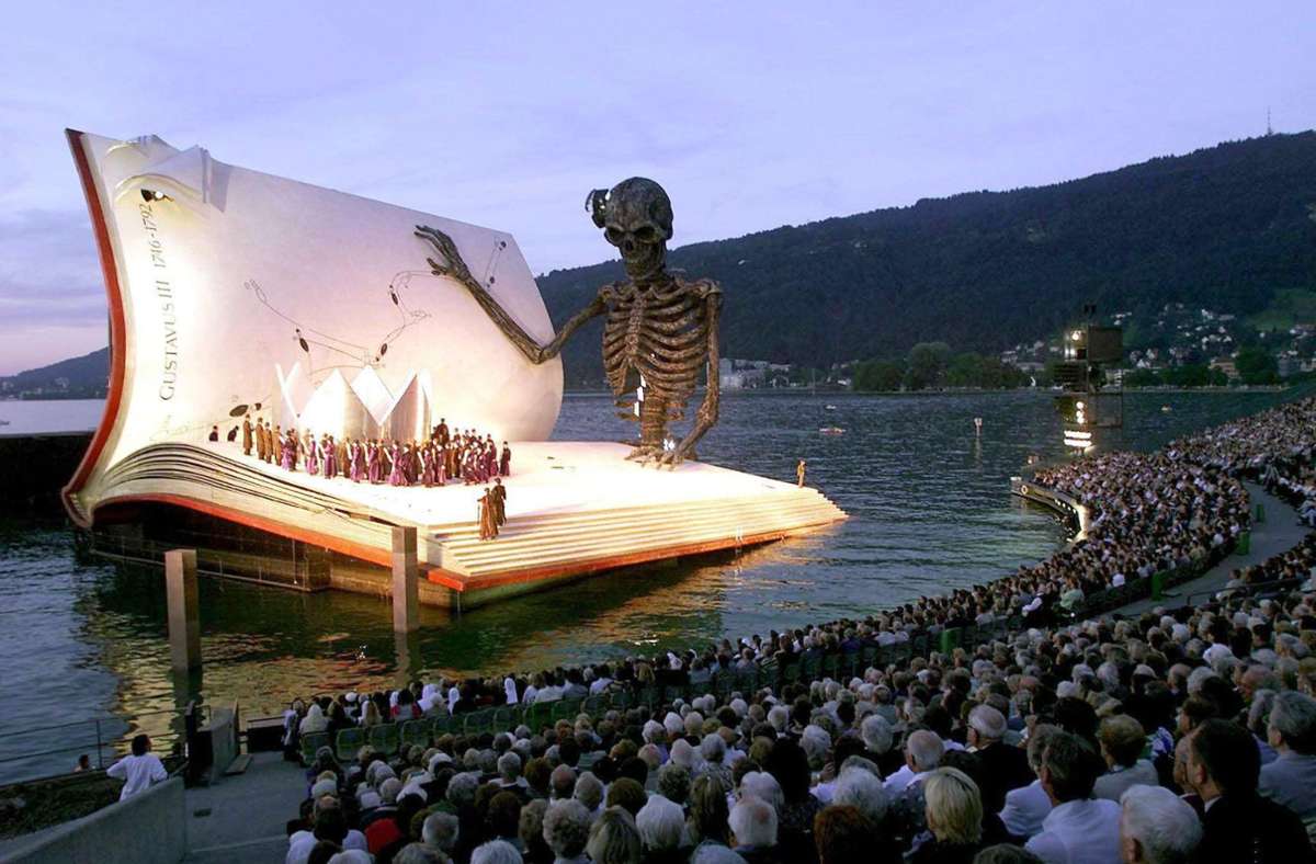 Bühne und Regie übernahm bei Verdis „Maskenball“ 1999/2000 Richard Jones.