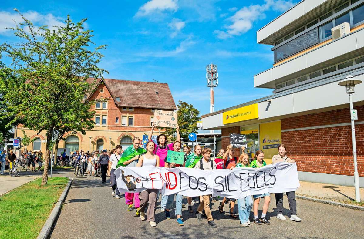Die Verbrennung  fossiler Energien stoppen: Fridays-for-Future-Demonstranten ziehen durch Herrenberg