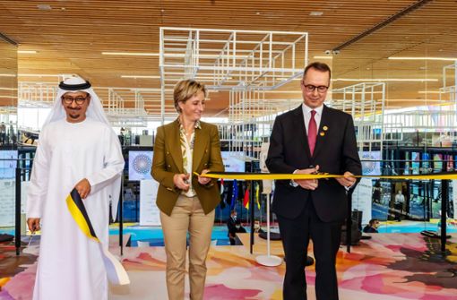 Bei der Pavillon-Eröffnung am 3. Oktober: Dawoud Al Hajri,  Verwaltungschef der Stadt Dubai (links),  Nicole Hoffmeister-Kraut und Botschafter  Ernst Peter Fischer. Foto: imago/Arnulf Hettrich