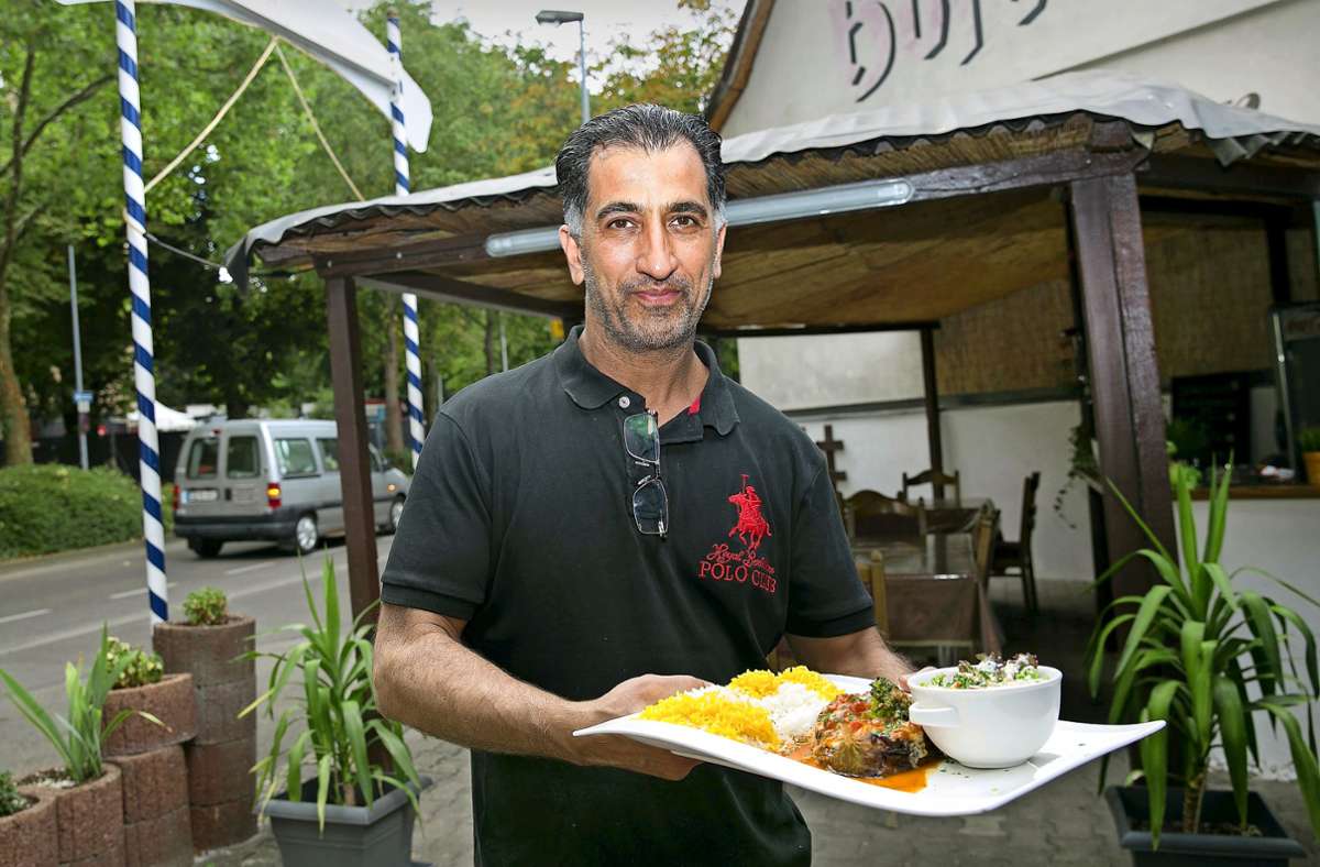 Inhaber Mohammad Reza Farzaneh im Biergarten des Restaurants Teheran.